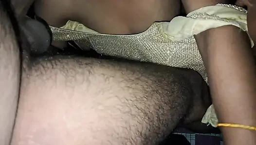 Desi goldene bluse bhabhi lutscht einen großen schwanz, zieht sich aus und spritzt in den mund