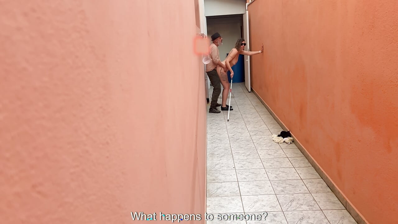 Brincando com a garota cega no beco.