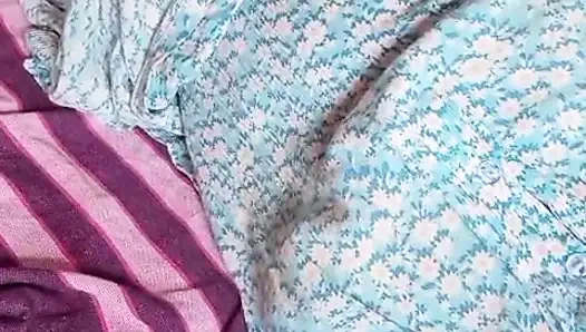 Sri Lankalı aktris Anne banyoda geceleri amcığı ve büyük doğal göğüsleriyle oynuyor