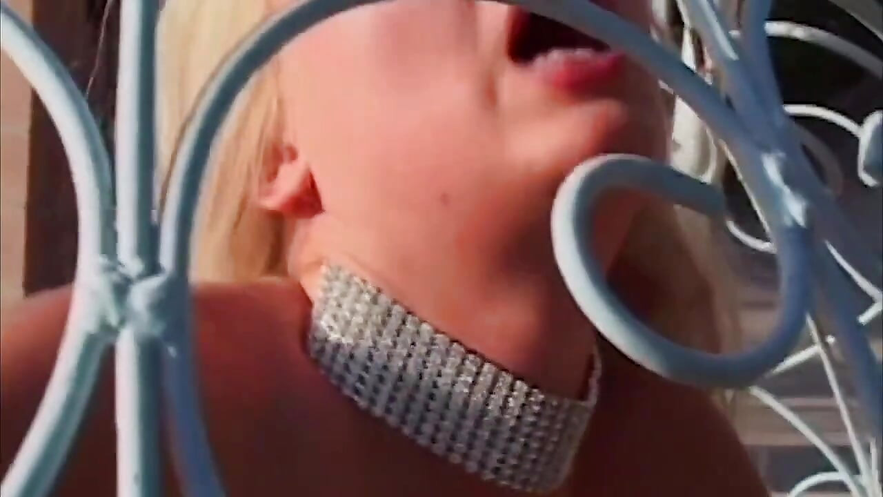 Cycata blondynka milf zostaje głęboko wbita w patio krzesło