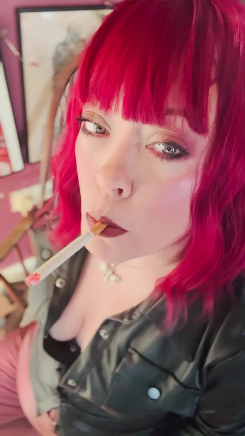 你的女主人Tina Snua穿着皮链吸烟2软木香烟