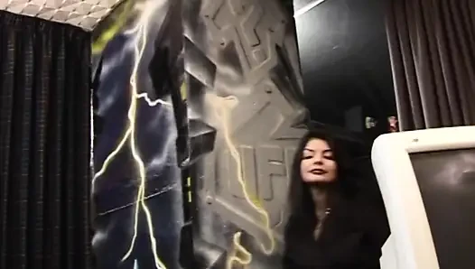 Tante hot lagi asik fingering memeknya di bangku taman