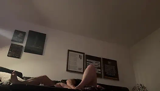 Ev yapımı gerçek çift - evli kadın orgazm olmak için yalanıyor ve sonra pencerenin önünde sikiliyor