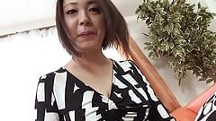 Mamă sexy japoneză curată satisfăcută după o ejaculare înăuntru mare