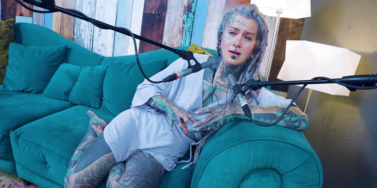 Hablo de Z - zeal - asmr podcast sfw hablando gótica flaca chica dreadlocks tatuada chica tatuada