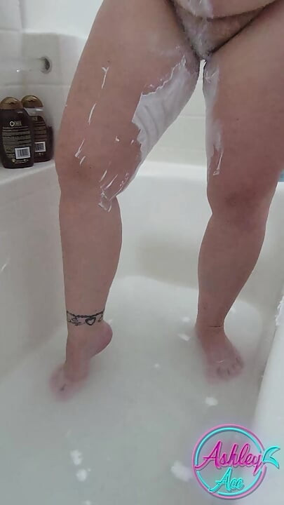Ashley Ace бреет ноги - без бритья, ноябрь 2023