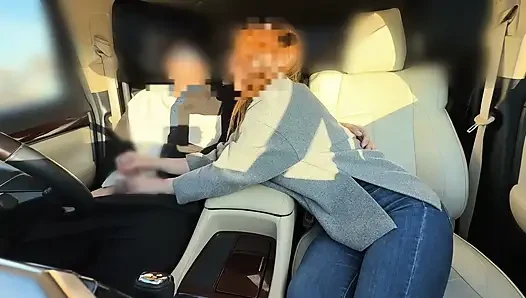 Seorang wanita cantik yang sudah menikah yang membuatku cum dengan tangan dan mulutnya bahkan di tempat kerja