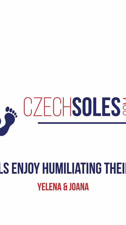 Fetelor militare le place să-și umilească sclavul cu șoseta