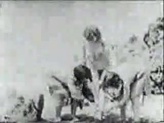 Na pláži (1923 porno klip)