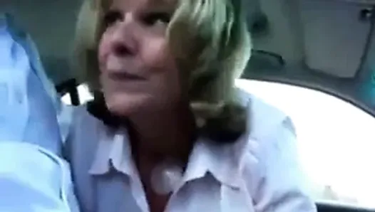 Escandalosa esposa infiel hace una mamada en el coche