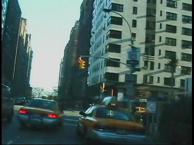 Commuter ruiva carpools com creep que a rebaixa em carro no trânsito da cidade