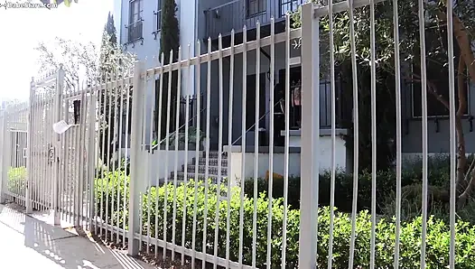 Komşunun sevimli sarışını kadın kılıklı bir kadınla sikişiyor