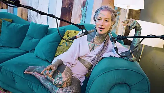 B hakkında konuşuyorum - bordem - asmr podcast sfw konuşuyor gotik sıska kız dreadlocks dövmeli model dövmeli kız