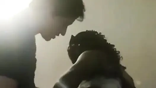Wanita semok ini mewujudkan fantasinya dengan klitoris besar