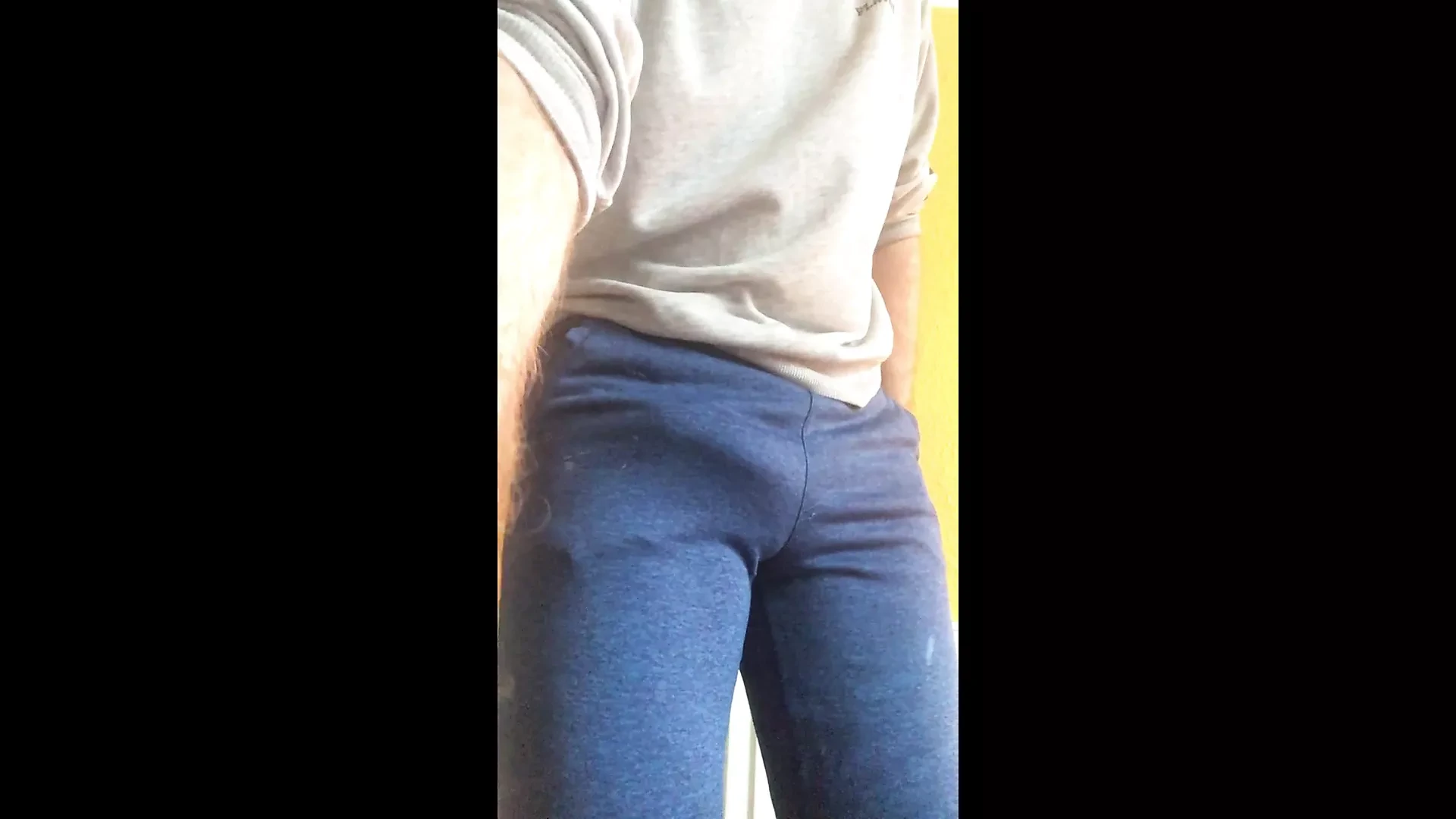 Scally lad duzzadó trackie-i és vágatlan gyömbéres farka