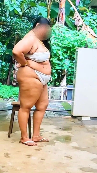 Unveiling in sexy body outdoor, Mallu MILF in traditional loincloth and bodice, showing her big ass and boobs | Clip 1