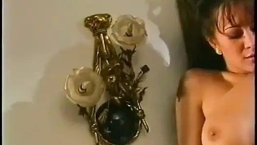 Sıkı yuvarlak memeli Asyalı sürtük yarak yiyor ve sonra beyaz bir yarağa güzelce biniyor