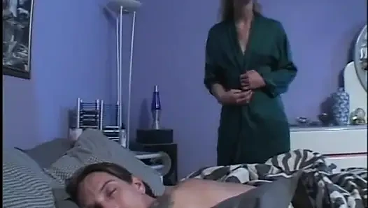 Große blonde milf-stiefmutter mit kleinen titten bekommt ihre muschi von ihrem stiefsohn geritten