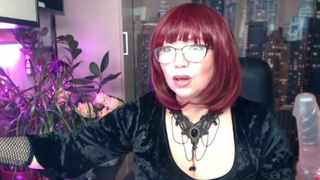 Hard private show of a charming old whore with glasses!