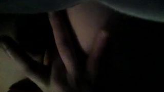 Curvă sexy masturbându-se cu degetele