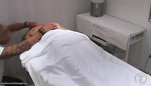 Ehefrau-massage: betrügt ihren ehemann mit dem masseur