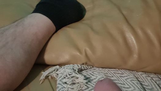 Meu amigo está na cama brincando com seu pau pequeno que ele adora brincar com ele antes que eu consiga provar na minha buceta
