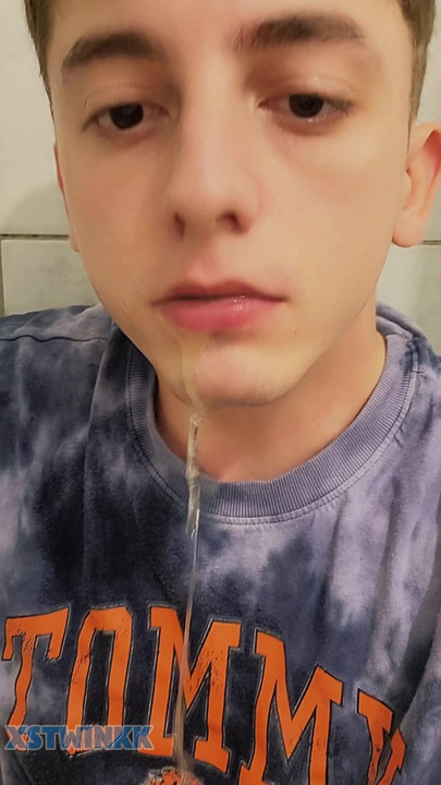 18歳の少年は自分の小便🤤を飲んで屈辱を自らとします | クリップ 1