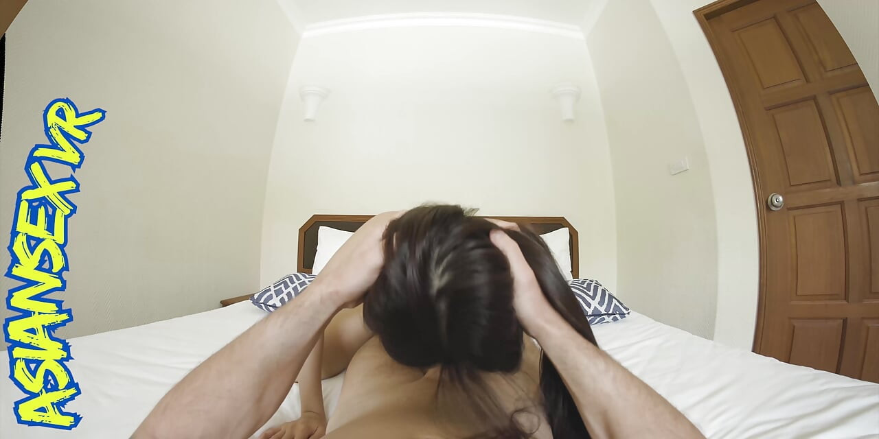 Bedårande asiatisk tonåring kan inte motstå en het knull