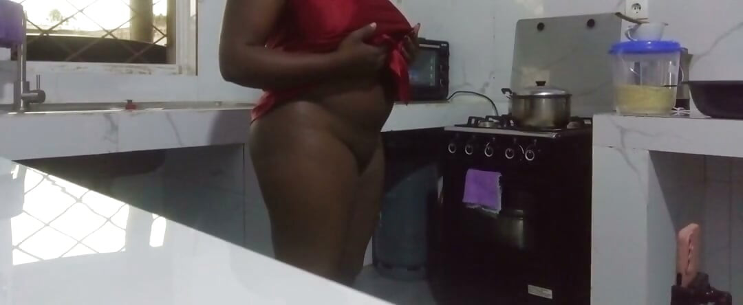Me folló un perrito caliente mientras cocinaba para mi marido.