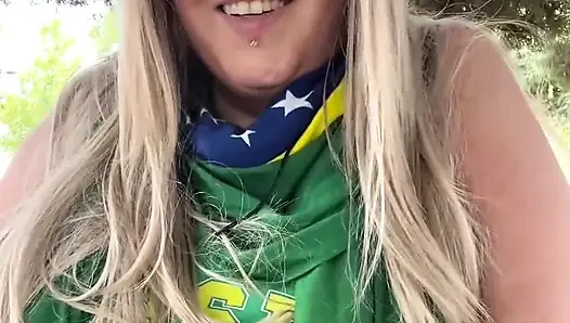 Brasilianische bBW-MILF-göttin raucht ritual in der natur