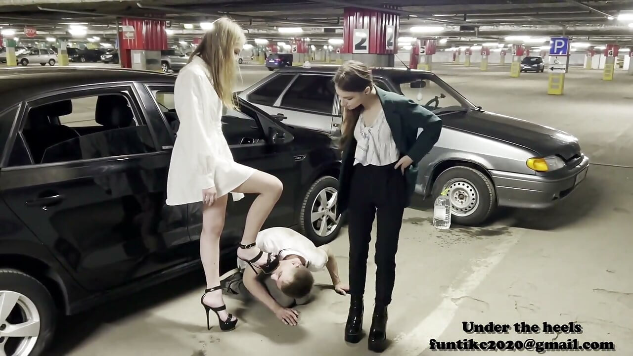 สาวๆ ในลานจอดรถ