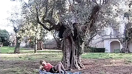 Çiftçi Güzel Bir Penise Sahip Ve Onun Vajinasini Zeytin ağacinin Altinda Eziliyor