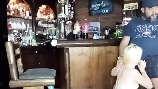 Meine freundin lutscht mich und der schwanz meines freundes kommt in den hals und auf titten