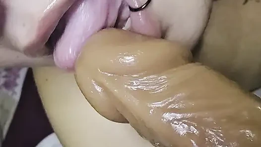 Ratu blowjob menunjukkan bagaimana itu dilakukan