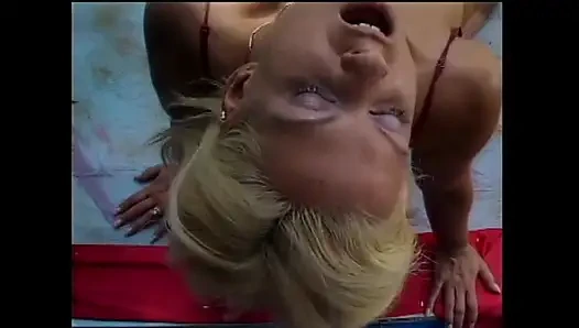 Dua pirang muda dengan payudara besar saling memperlakukan kesenangan di luar ruangan