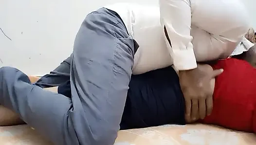 Bengalli ev hanımı kocası tarafından yatak odasında sikiliyor