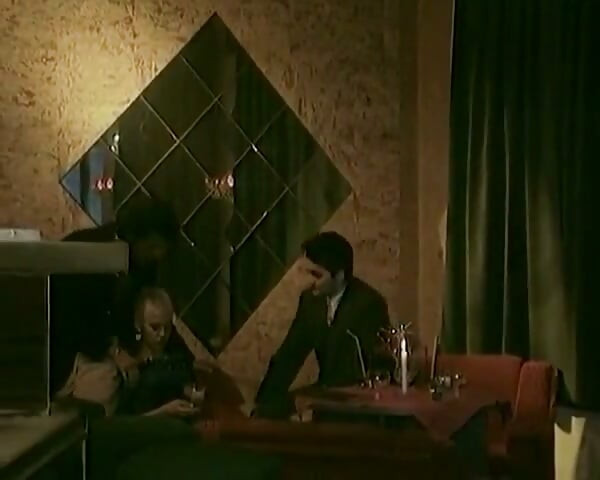 Kısa saçlı Alman hatun aynı anda iki yarağı memnun ediyor