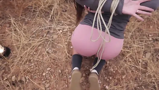 Великолепную испанскую богиню наказали задницей и связали для игры с писсингом в оливковой роще