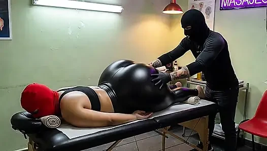 Теща с большой задницей получает масляный массаж в черных леггинсах и заканчивается черными трусиками