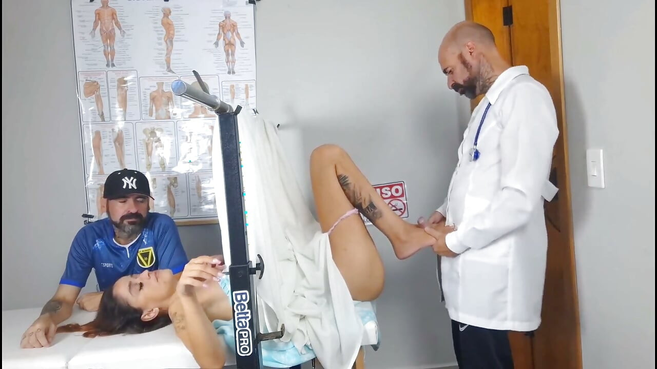 De cuckold, de vrouw en de ondeugende gynaecoloog!