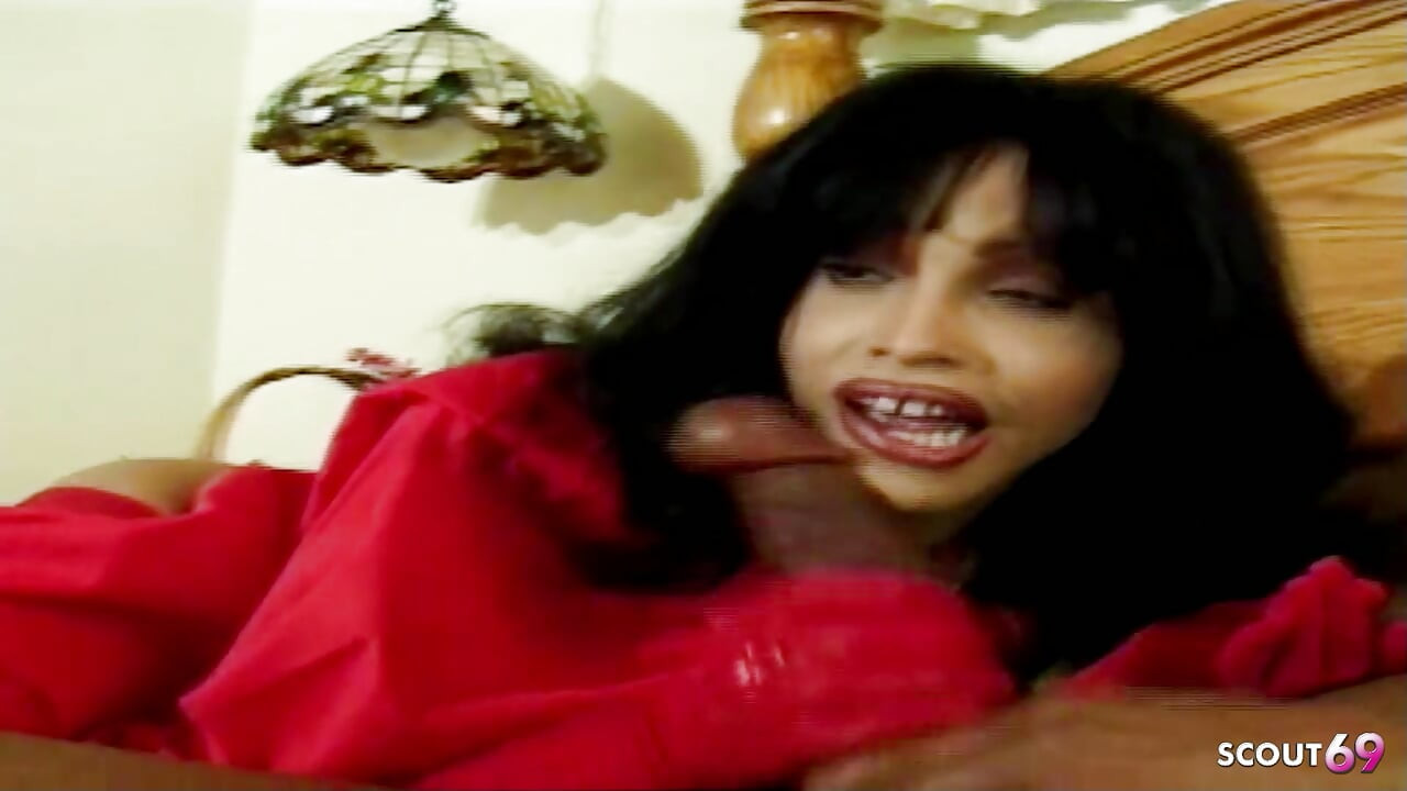 大黑屌在跨人种性爱期间用紧致的菊花操大奶子变性人