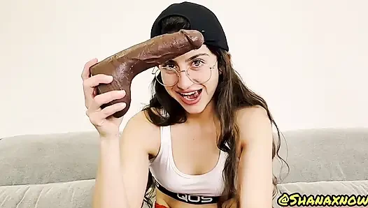 Kontol raksasa pria kulit hitam qos brunette lagi asik nyepong kontol sampai tenggorokan