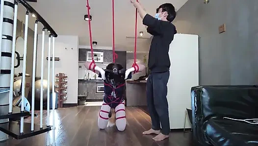 Mz31 - ein mädchen gefesselt und von einem roten Seil aufgehängt erreicht den orgasmus.