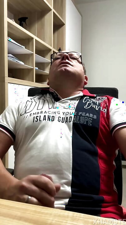 Maduro macho se pega un pajote en su gran polla mirando a cam