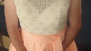 Mă bucur de o rochie drăguță de bal roz în pat