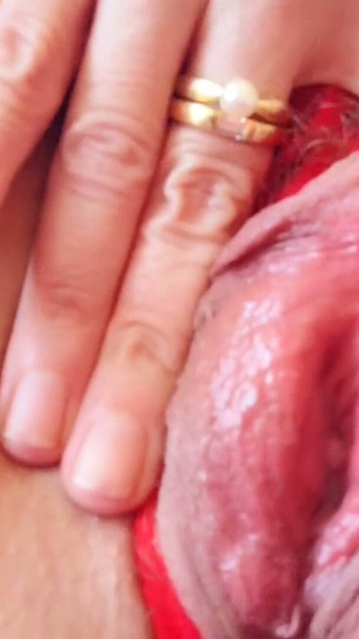 Sıcak amatör milf büyük kelebek amına bakıyor, ıslak görünüşlü elbise ve seksi tanga içinde cam kenarında azgın klitorisiyle… | Bölüm 3