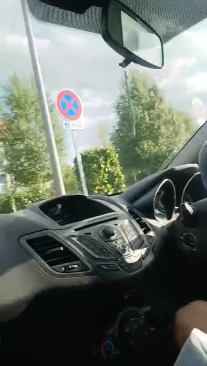 車の中で裸で