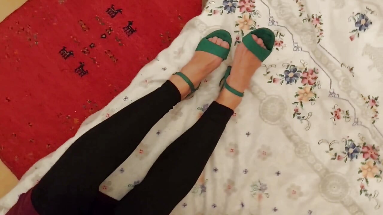 Isteri matang berambut perang amatur menikmati seks oral