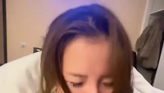 Minyon Asyalı Lulu Wild derin emiyor, sert sikiliyor ve çiğ dölleniyor