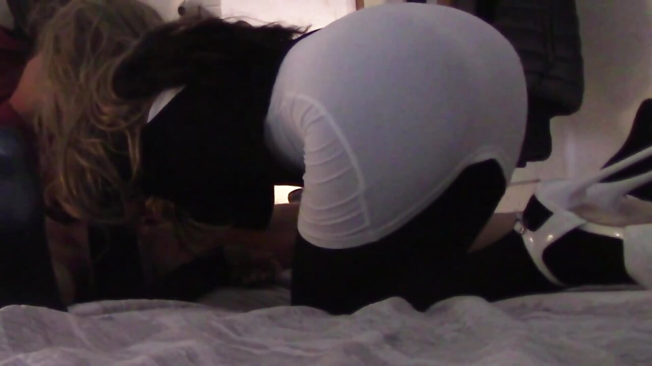Güzel bir poposu olan MILF sperm yutan oral seks yapıyor